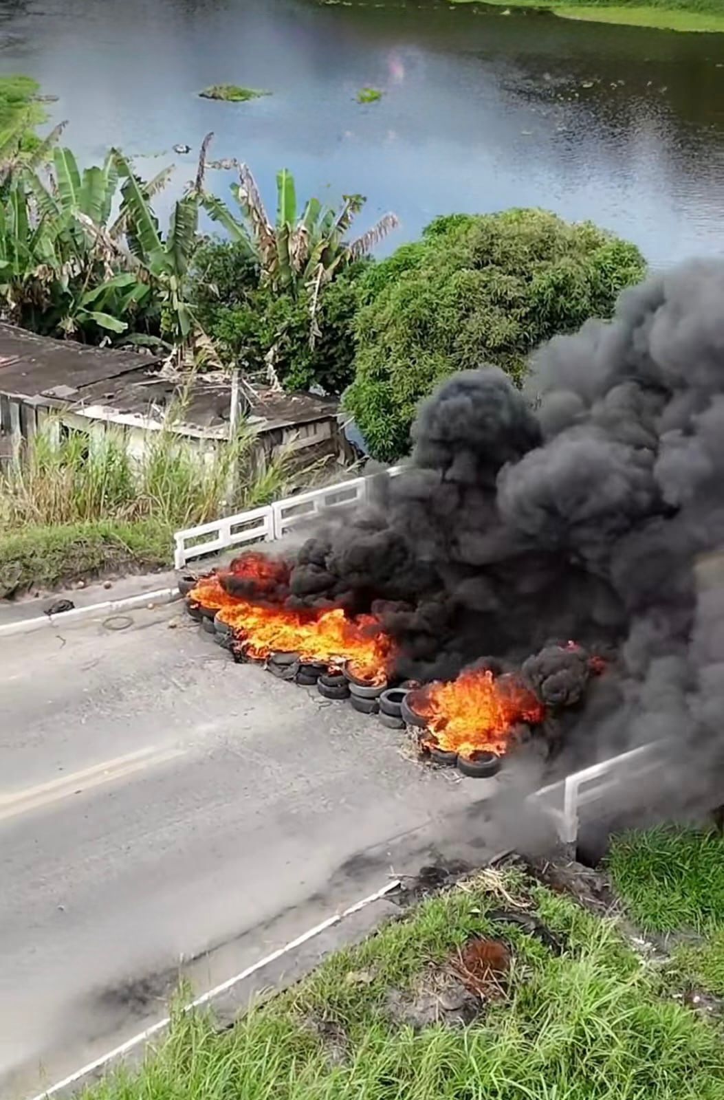PROTESTO BLOQUEIA TRECHO DA BR-101 EM ITABUNA