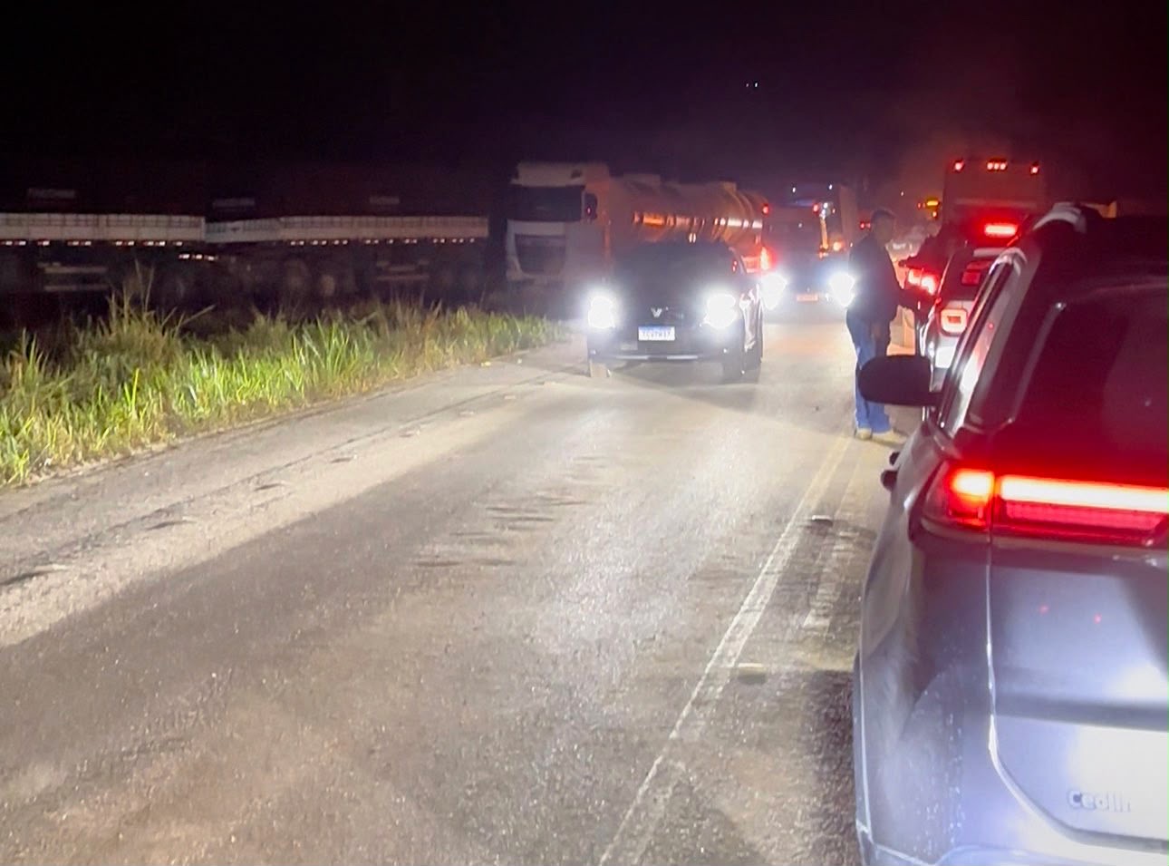 PROTESTO POR MELHORIAS EM ESTRADA BLOQUEIA A BR-101
